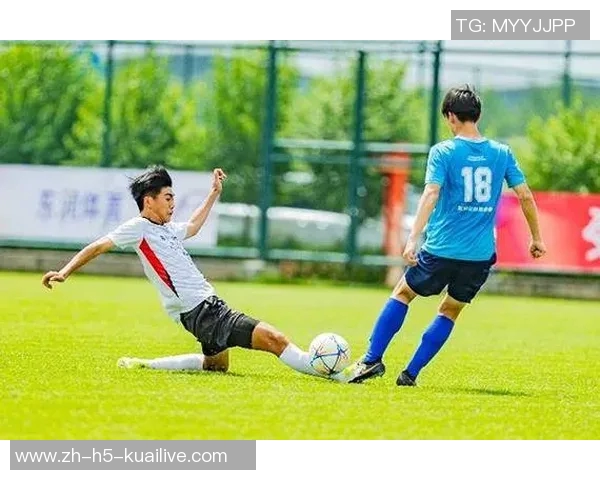 帅气足球运动员的魅力与风采探秘,揭示他们背后的故事与成就 帅气足球运动员的魅力与风采探秘,揭示他们背后的故事与成就